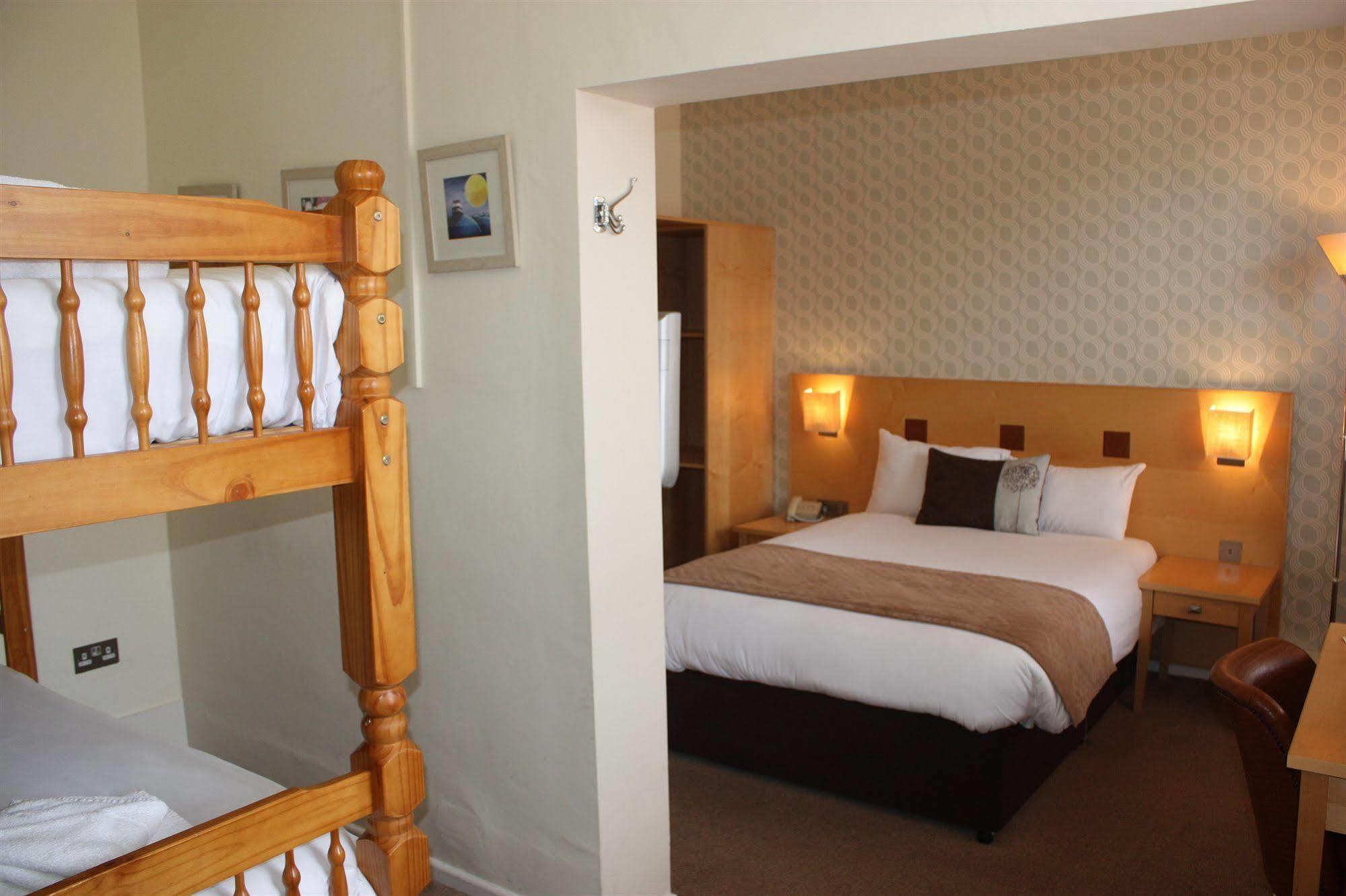The Warwick Arms Hotel Exterior foto